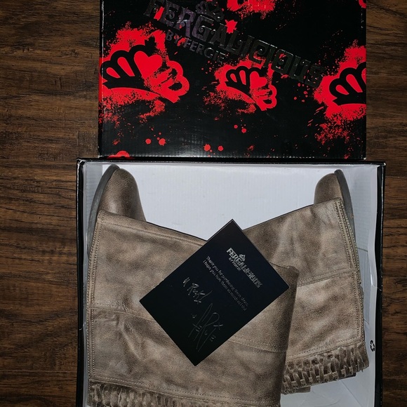 Shoes - Fergie boots